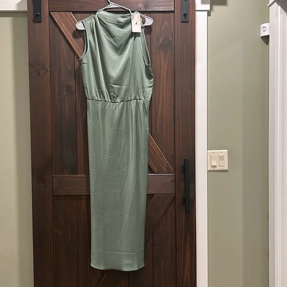 Sleeveless Cocktail Dress - Picture 6 of 7